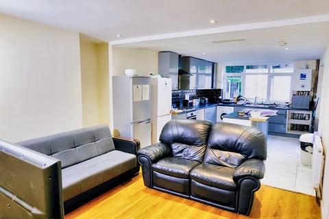 4 bedroom flat for sale, Bowker Bank Avenue, Manchester M8