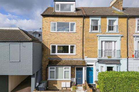 2 bedroom flat for sale, Kings Avenue, Buckhurst Hill, IG9