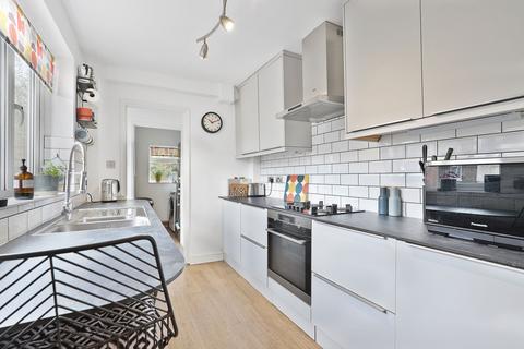 2 bedroom flat for sale, Kings Avenue, Buckhurst Hill, IG9