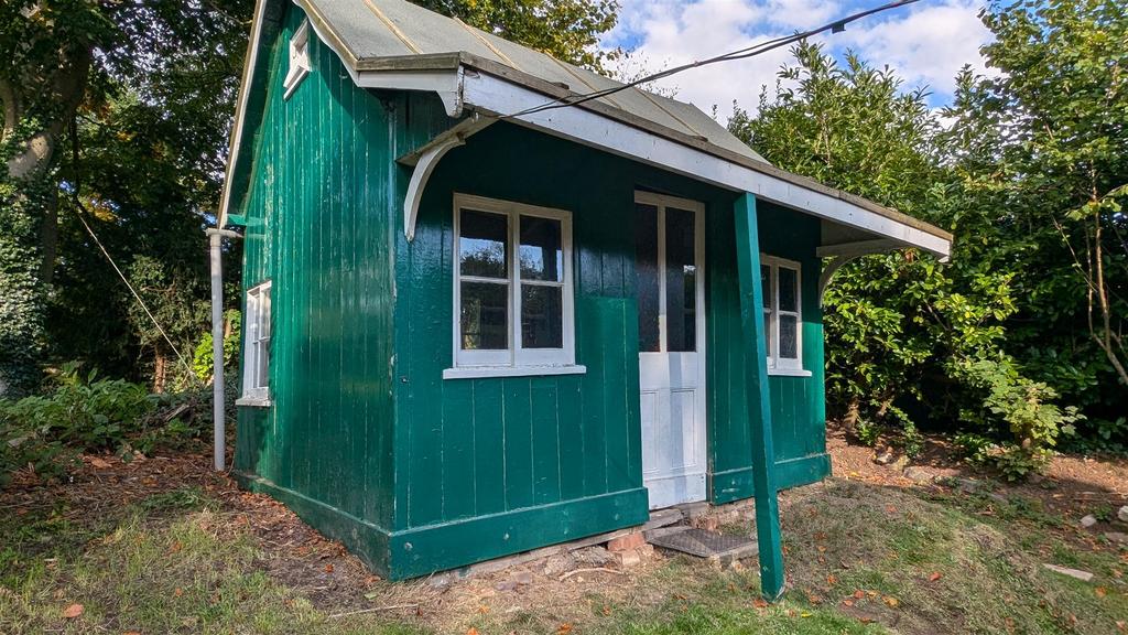 Cedar Lodge shed-wendy house.jpg