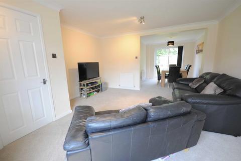 4 bedroom detached house to rent, Bakewell Drive, Stone