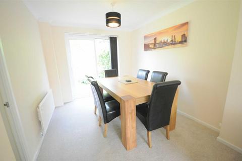 4 bedroom detached house to rent, Bakewell Drive, Stone