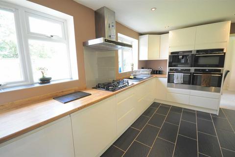 4 bedroom detached house to rent, Bakewell Drive, Stone