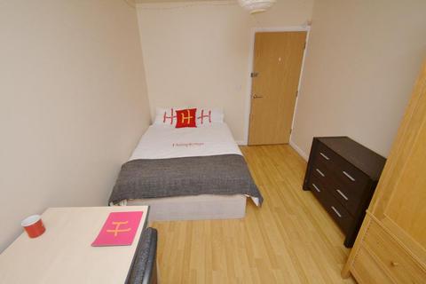 2 bedroom flat to rent, Percy Street, Manchester M15