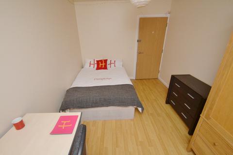 2 bedroom flat to rent, Percy Street, Manchester M15