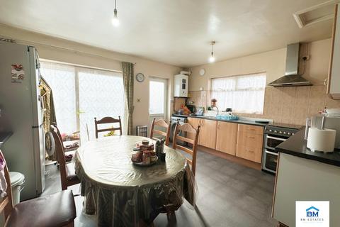 3 bedroom semi-detached house to rent, Redcar Road, Leicester LE4