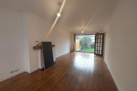 3 bedroom semi-detached house to rent, Vassall Court, Bristol BS16