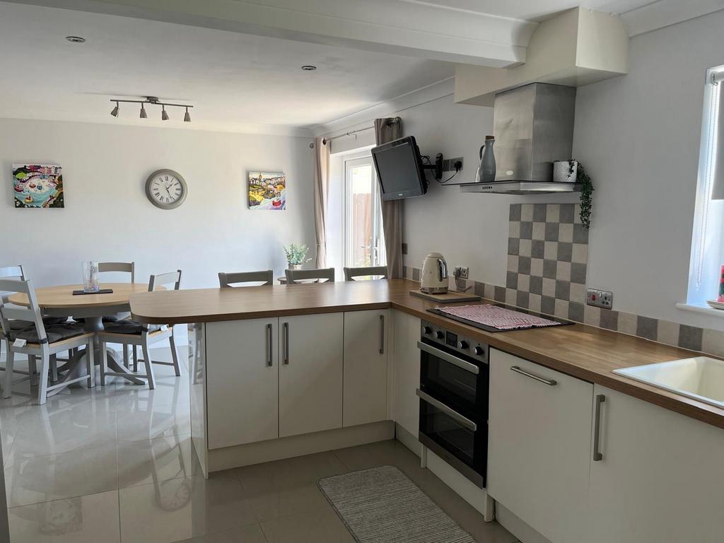 Kitchen/ Dining Area