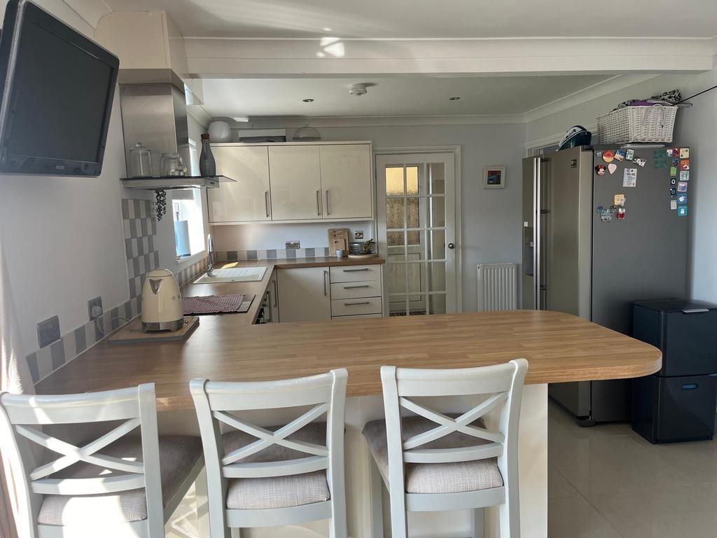 Kitchen/ Dining Area