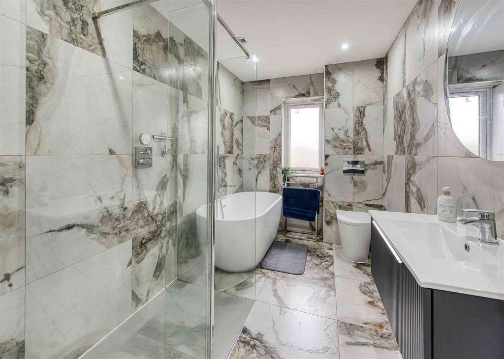 Church View-bed1 ensuite.jpg