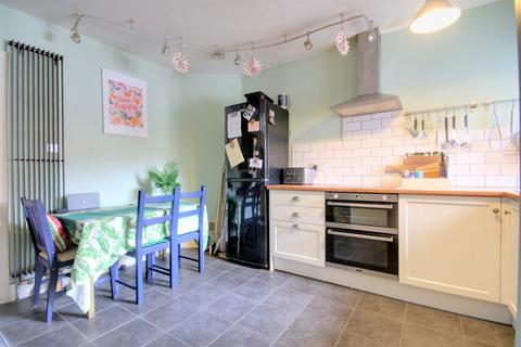 2 bedroom flat for sale, Old Woking Road, Surrey KT14