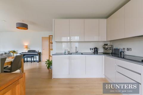 3 bedroom flat for sale, Boaters Avenue, Brentford