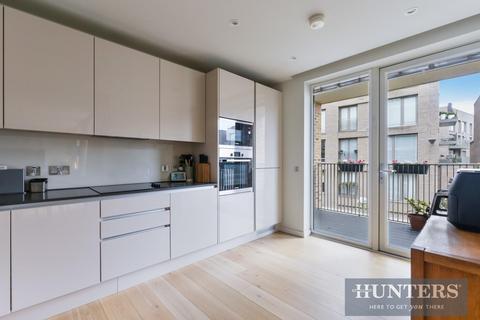 3 bedroom flat for sale, Boaters Avenue, Brentford