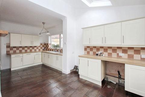 4 bedroom semi-detached house for sale, Pinewood Avenue, North Gosforth, Newcastle upon Tyne, Tyne and Wear, NE13 6QD