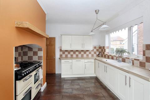 4 bedroom semi-detached house for sale, Pinewood Avenue, North Gosforth, Newcastle upon Tyne, Tyne and Wear, NE13 6QD