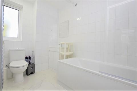 4 bedroom flat to rent, Thorburn Square London SE1