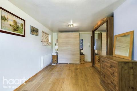 Studio for sale, Dean Court, Romford, RM7 9QU