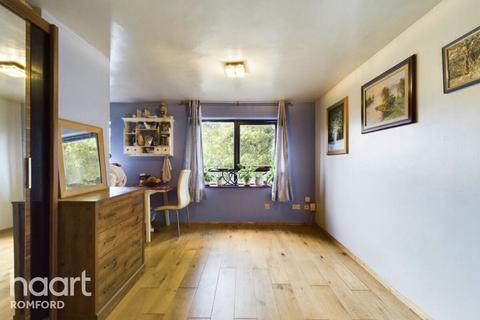 Studio for sale, Dean Court, Romford, RM7 9QU