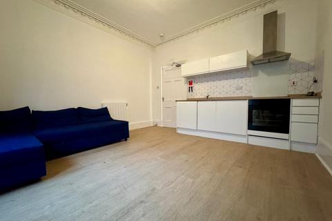 2 bedroom flat to rent, Cunningham Street, Dundee DD4