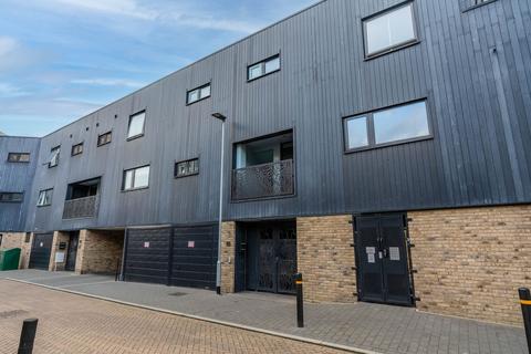 18 Dobson Way, Trumpington, Cambridge, CB2 9ES