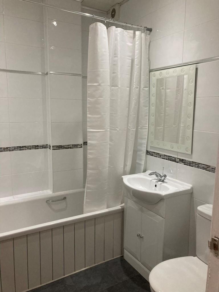 5584-20220608111056-Bathroom-2
