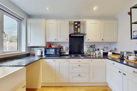 18 Chestnut Avenue, Brentford, TW8 9PY