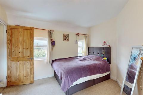 18 Chestnut Avenue, Brentford, TW8 9PY