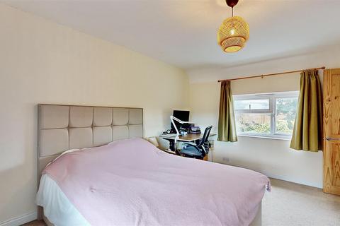 18 Chestnut Avenue, Brentford, TW8 9PY