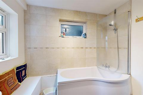 18 Chestnut Avenue, Brentford, TW8 9PY