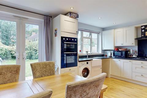 18 Chestnut Avenue, Brentford, TW8 9PY