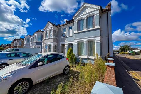 4 bedroom semi-detached house to rent, Wellesley Road, Clacton-On-Sea CO15