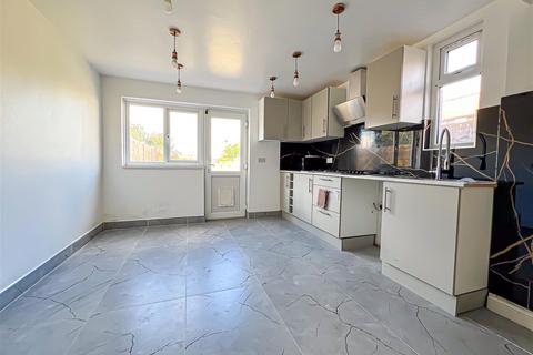 5 bedroom semi-detached house to rent, Wellesley Road, Clacton-On-Sea CO15