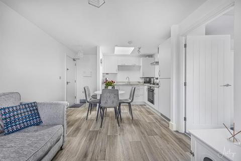 72 Glamorgan Green, Llandarcy, Neath, SA10 6FB