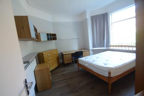 4 bedroom terraced house to rent, Carill Drive, Manchester M14