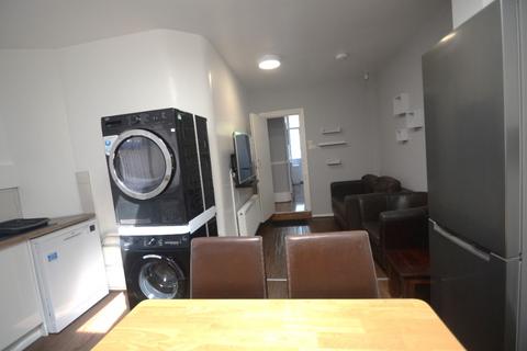4 bedroom terraced house to rent, Carill Drive, Manchester M14