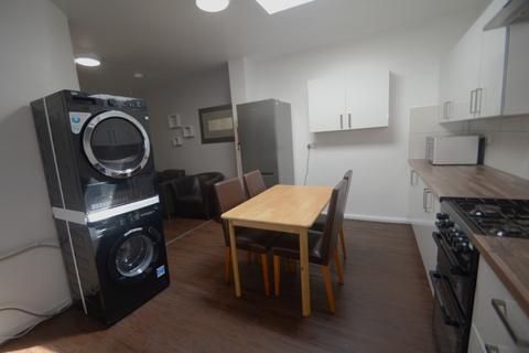 4 bedroom terraced house to rent, Carill Drive, Manchester M14