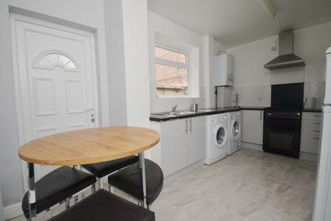 4 bedroom terraced house to rent, Carill Drive, Manchester M14