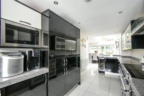 8 Garden Close, Hook, RG27 9QZ