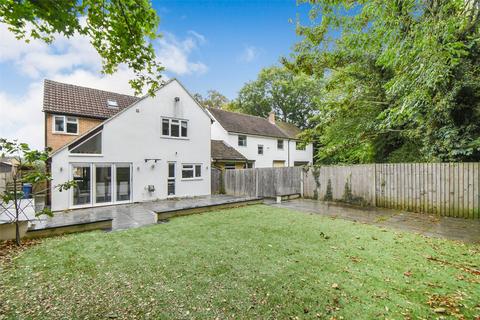 8 Garden Close, Hook, RG27 9QZ