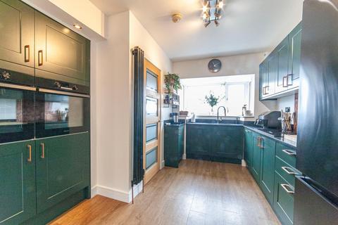 4 bedroom semi-detached house for sale, New Royd Avenue, Lees, Oldham, OL4