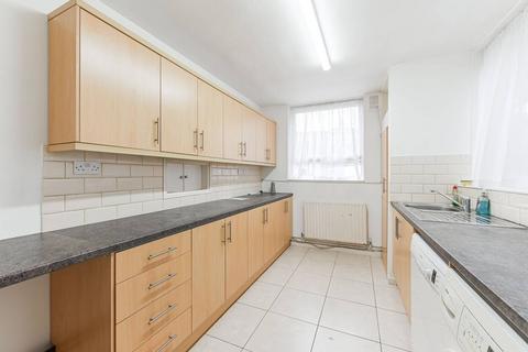 3 bedroom bungalow to rent, Temperley Road, Balham, London, SW12