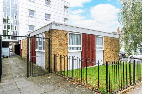 3 bedroom bungalow to rent, Temperley Road, Balham, London, SW12