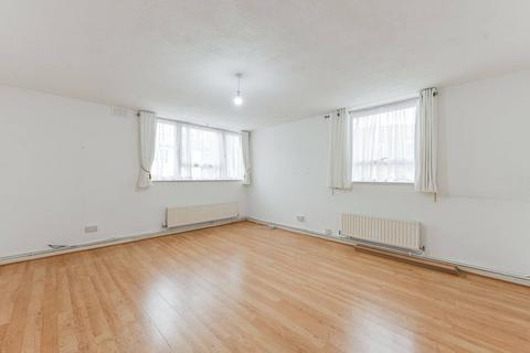 3 bedroom bungalow to rent, Temperley Road, Balham, London, SW12