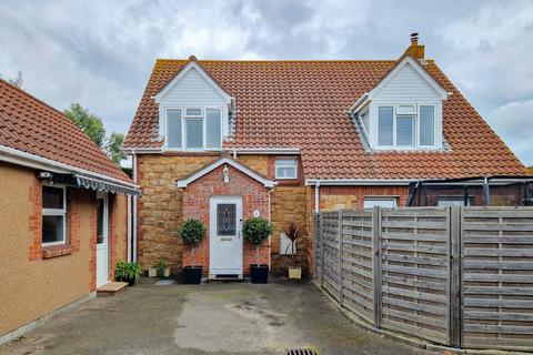 3 bedroom property for sale, 8 Sefton Close, St Clement