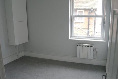 2 bedroom flat to rent, High Street, Thatcham, Berkshire