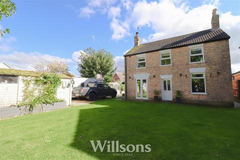 4 bedroom detached house for sale, Holywell Road, Alford