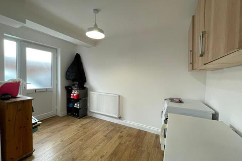 4 Beyon Close, Cam, Dursley, GL11 5JL