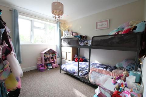 31 Waterfields, Leatherhead, KT22 7XB