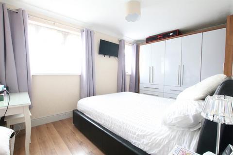 31 Waterfields, Leatherhead, KT22 7XB