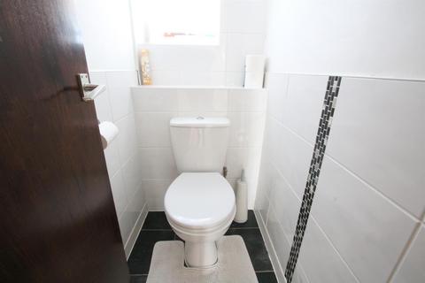31 Waterfields, Leatherhead, KT22 7XB